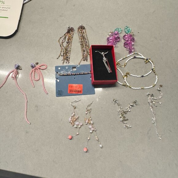 Assorted jewelry + peacock earring holder - Picture 6 of 11